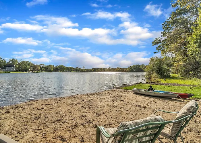 Hidden Lakefront -New Build-Private Beach-Fast Wifi