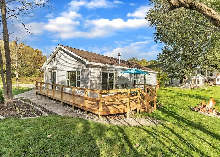 Hidden Lakefront -New Build-Private Beach-Fast Wifi