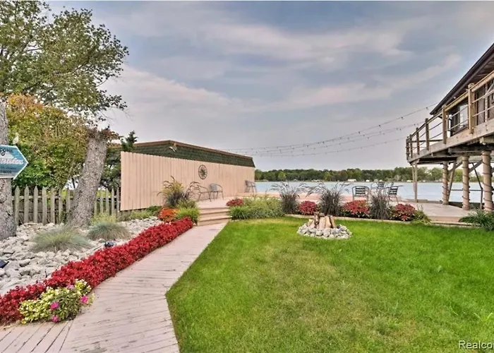 Lakefront Paradise With Fishing - Swimming - 4 Car Max Parking