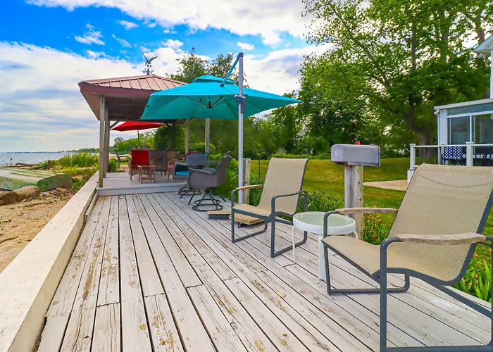 Hot Tub & Private Beach! Lake Erie Family Getaway